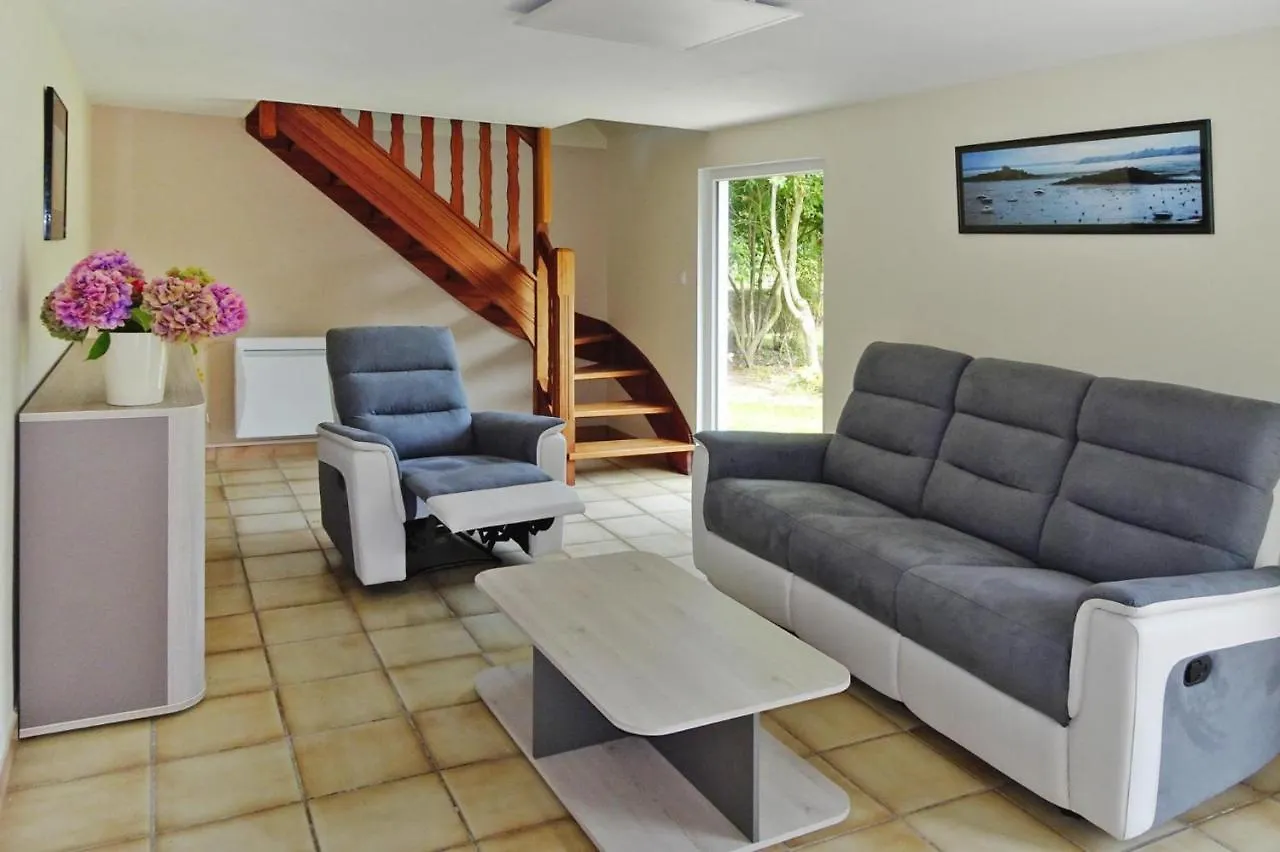 Holiday Home, Plourivo